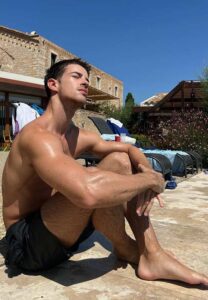 Manu-Rios-นายแบบนั่งชิว