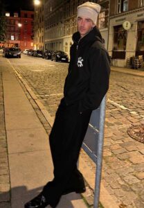 Manu-Rios-นายแบบหันข้าง