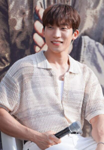 ลีซังฮี-ถือไมค์