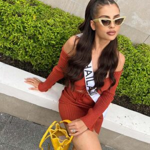 แอนโทเนีย โพซิ้ว glasses