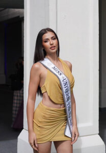 แอนโทเนีย โพซิ้ว yellow